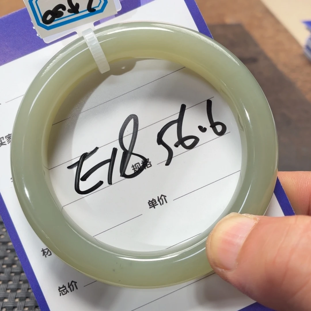 哇****和田玉未镶嵌手镯