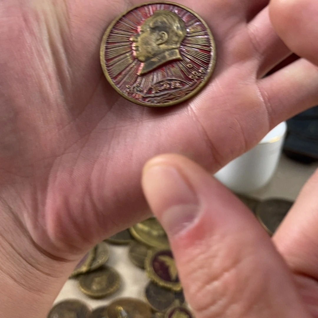 红色藏品老爷爷纪念像章