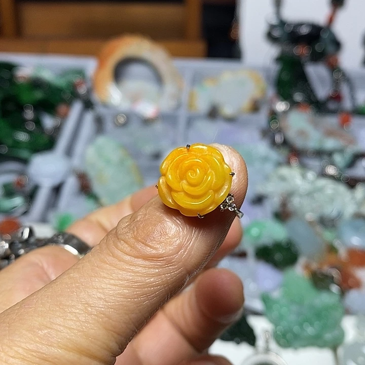 翡翠未镶嵌吊坠(赠链)