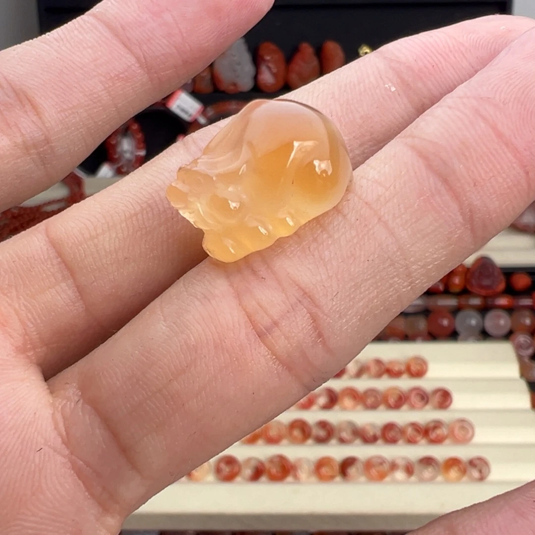 南红玛瑙未镶嵌颈饰貔貅