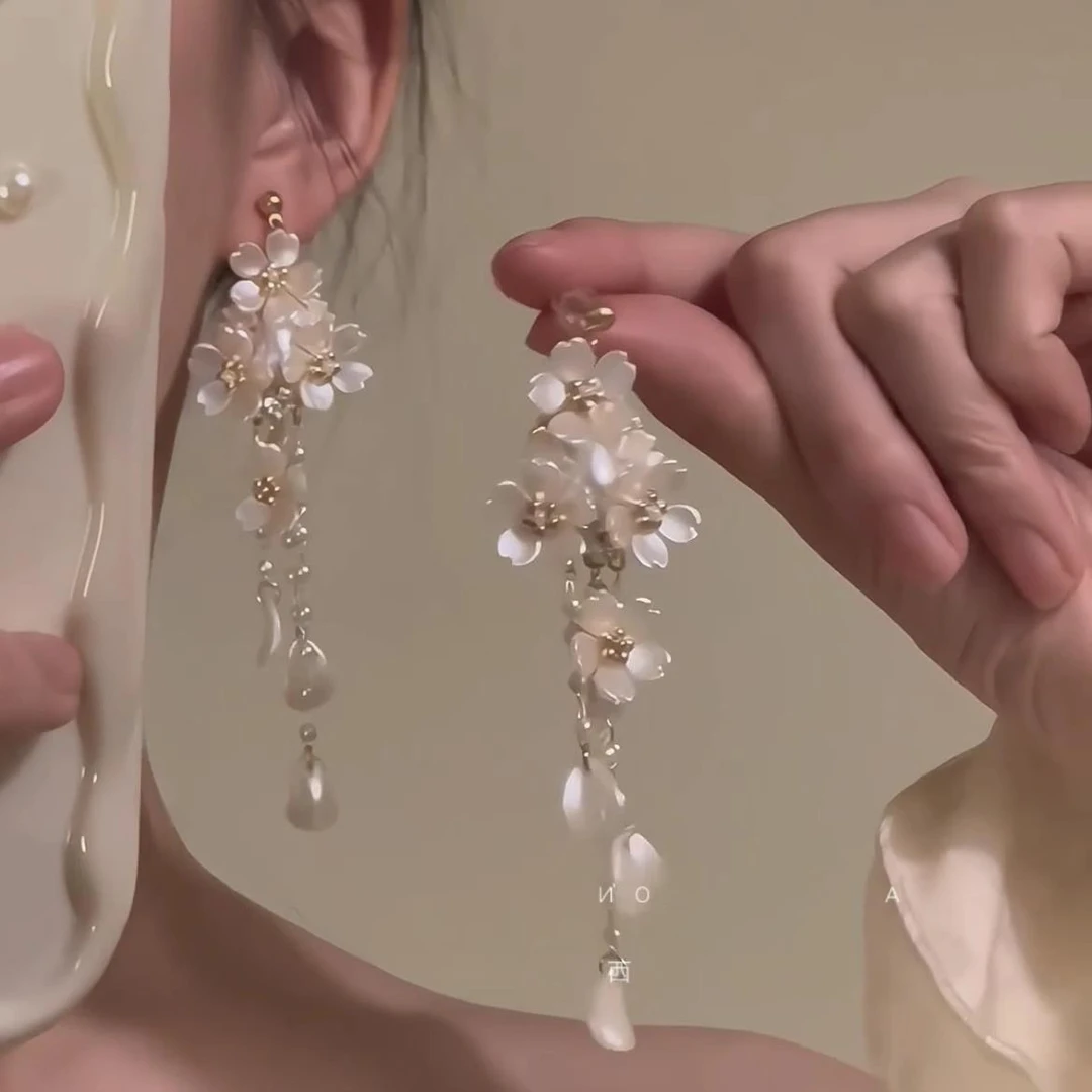 铜合金锆石耳饰 白色流苏耳环女甜美小众森系度假风耳钉春夏天海
