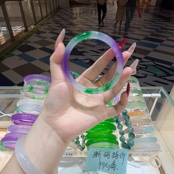 翡翠手镯未镶嵌红*石翡翠手镯