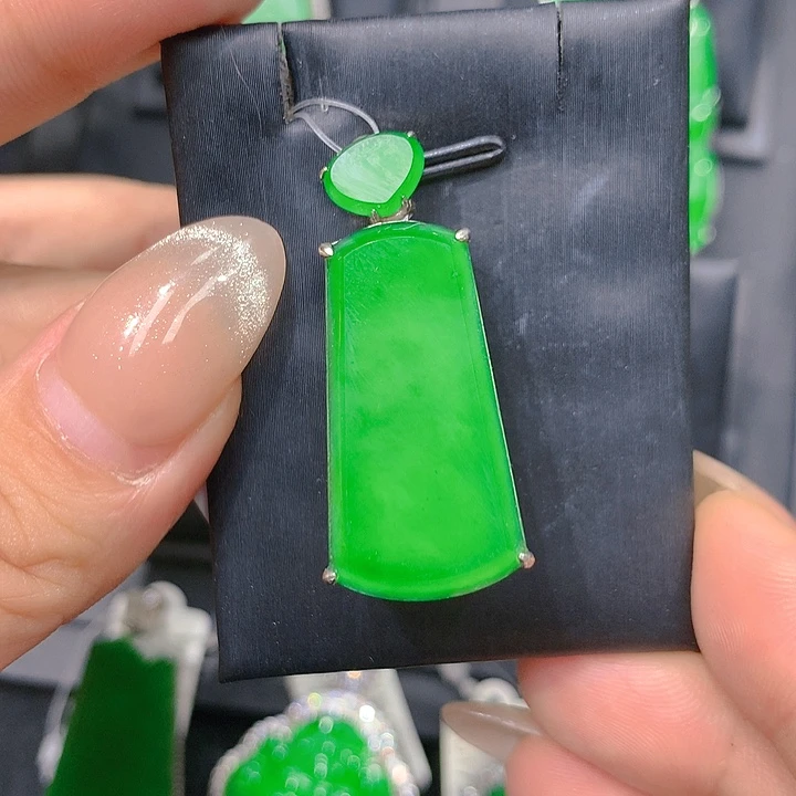 颈饰银S925镶嵌翡翠元气