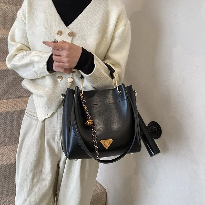 【F638】新款手提单肩女式水桶质感百搭斜挎包包腋下高级包小包包