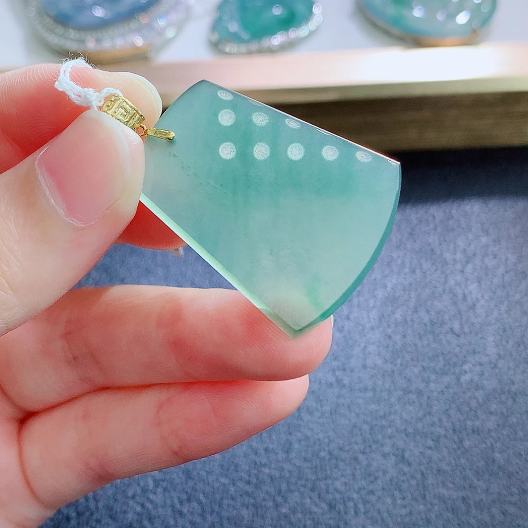 翡翠18K金镶嵌颈饰翡翠