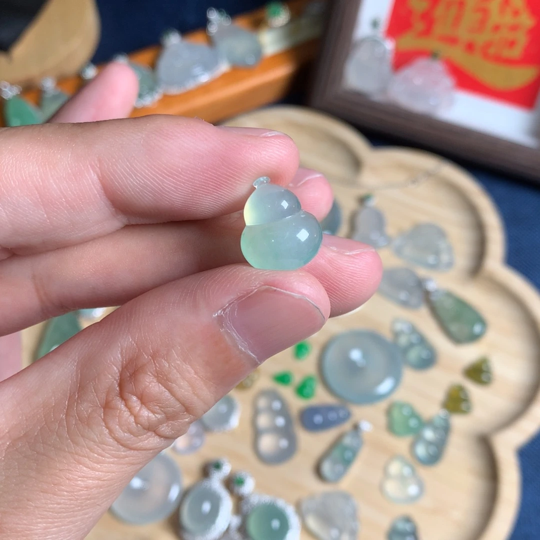 翡翠未镶嵌颈饰葫芦