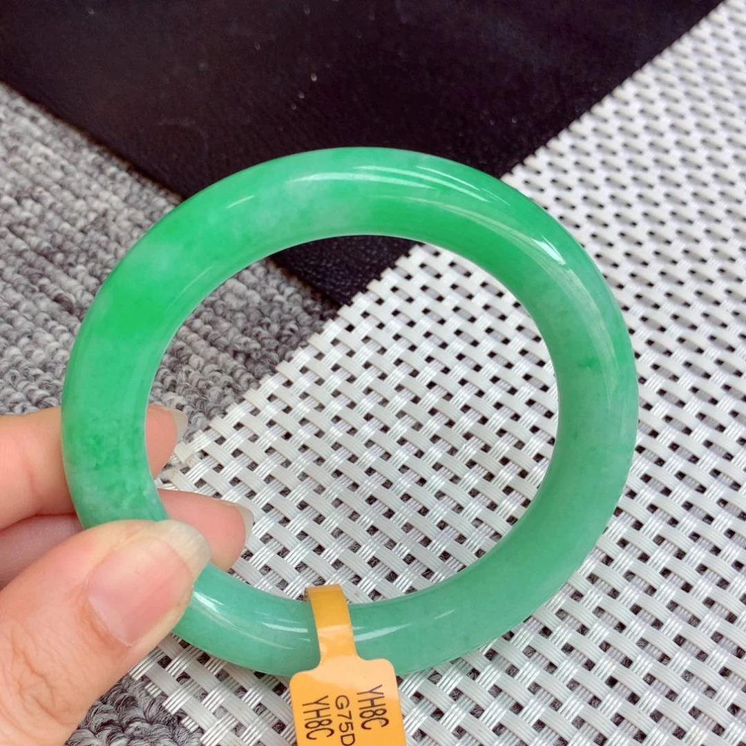 翡翠手镯未镶嵌缅甸