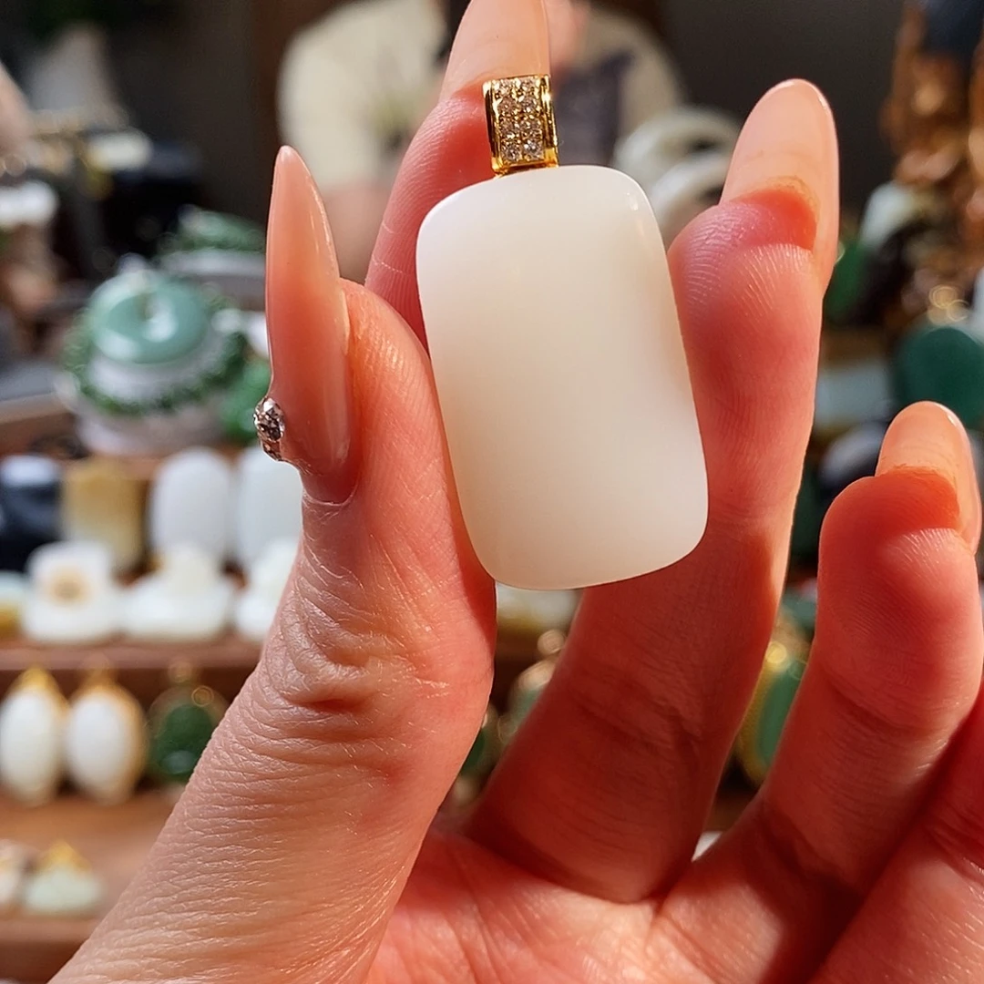 t***e和田玉18K金镶嵌颈饰