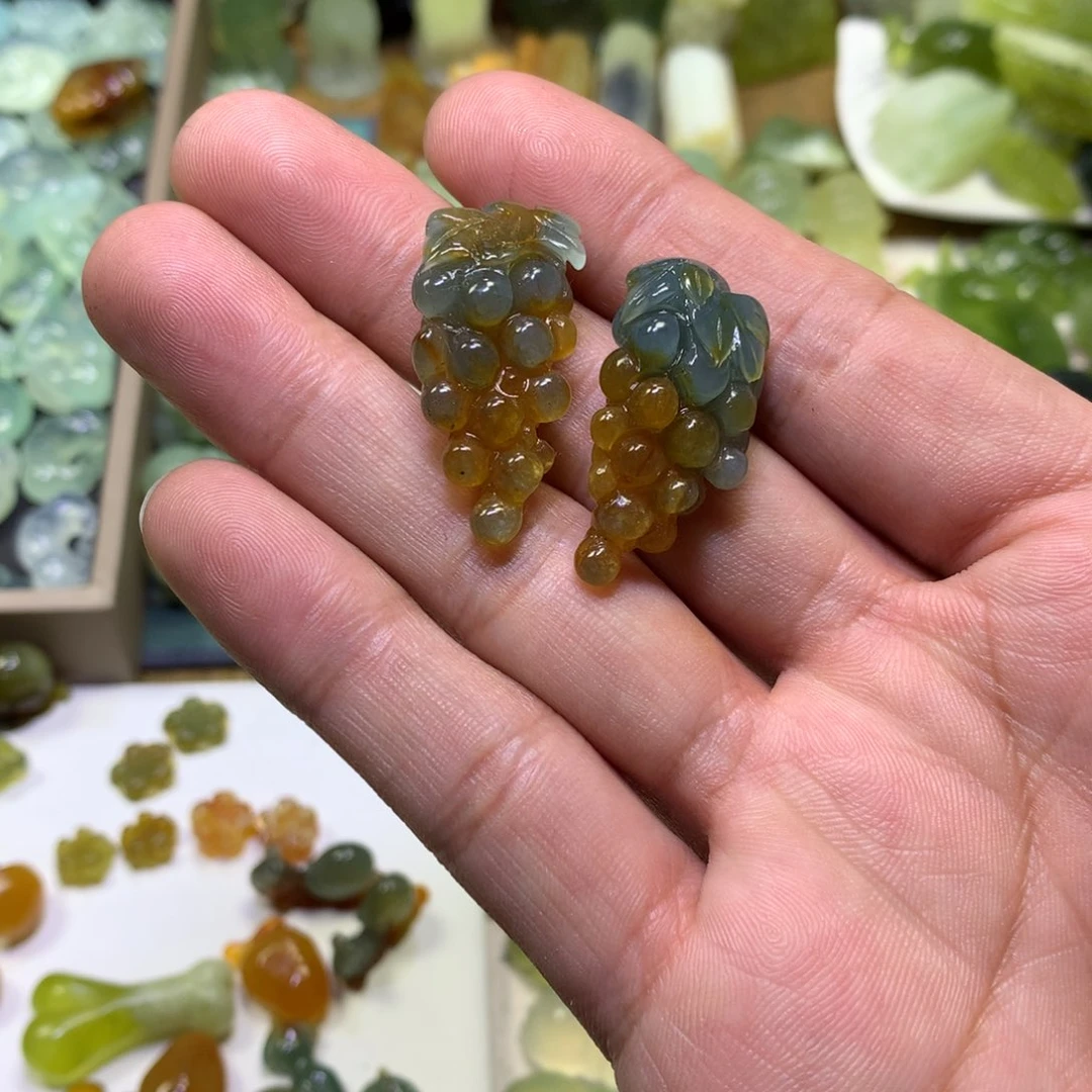 岫玉颈饰未镶嵌葡萄