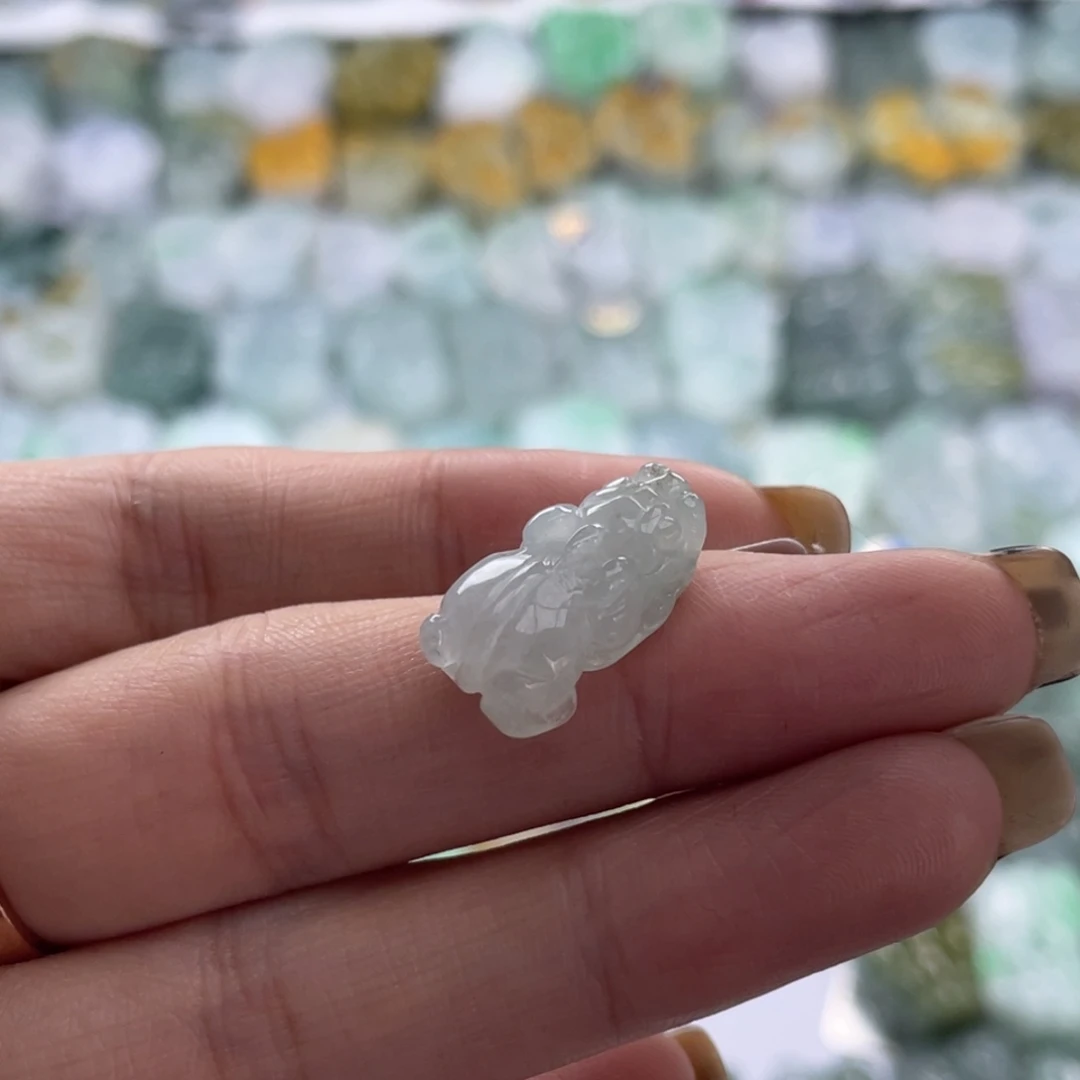 翡翠未镶嵌颈饰貔貅