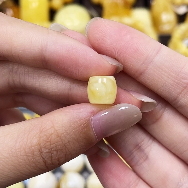 琥珀未镶嵌裸石9.2*8.6mm瑕 2-1