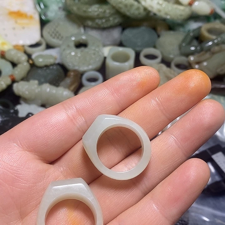 方****和田玉未镶嵌颈饰