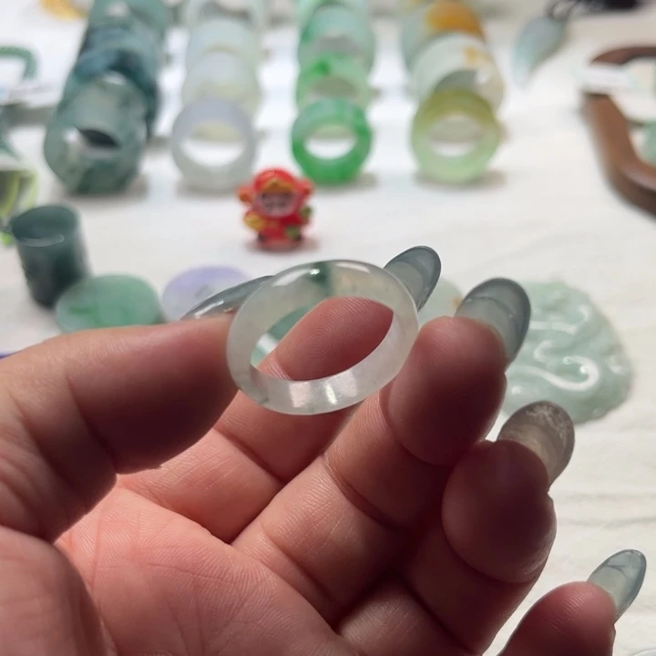 翡翠未镶嵌戒指飘花