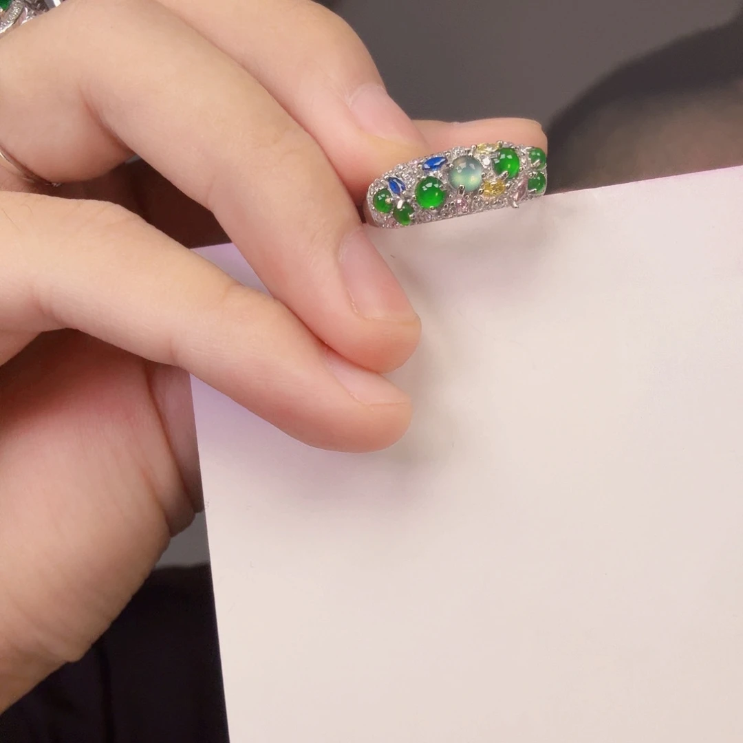 翡翠未镶嵌颈饰一件