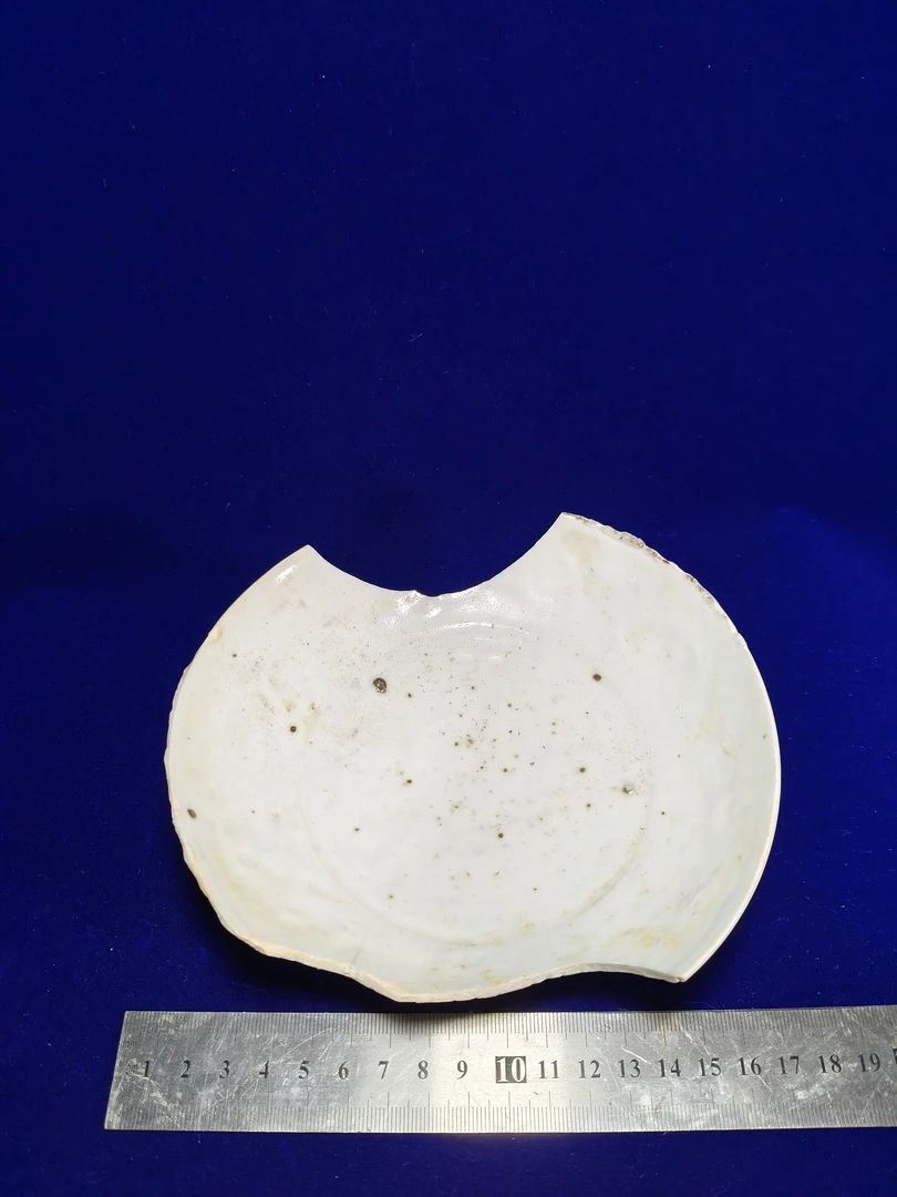 樞府釉，暗印宝相花绘纹，盘子残器瓷片。尺寸品相如图。