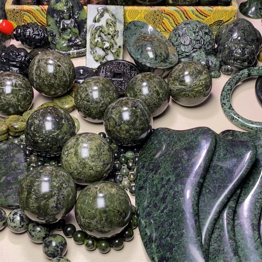 好***平未镶嵌蛇纹石玉吊坠