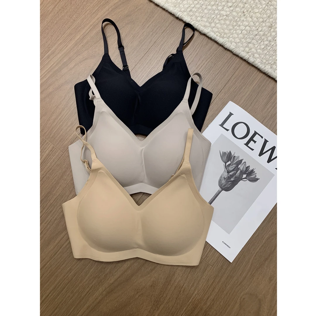 晓晓的朋友圈“爱心扣小胸聚拢文胸细肩带无痕无钢圈舒适隐形内衣