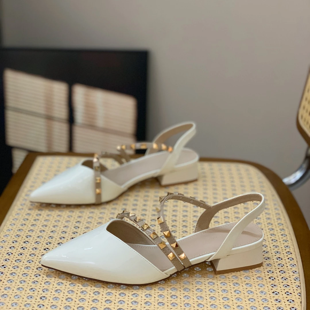 裸色包头铆钉凉鞋女仙女风2025夏季新款温柔气质百搭低跟中空单鞋