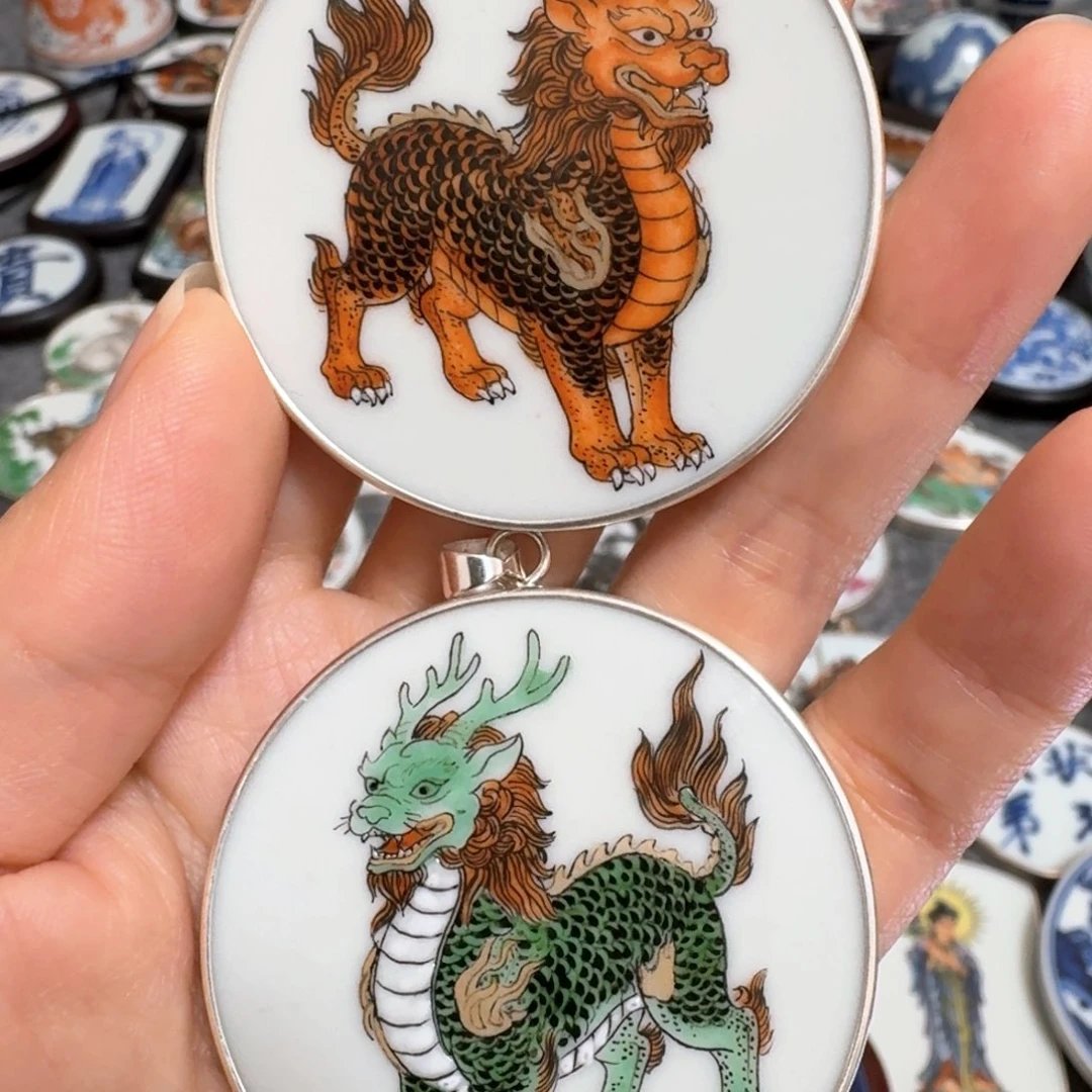 自***。瓷片粉彩纯银麒麟挂件