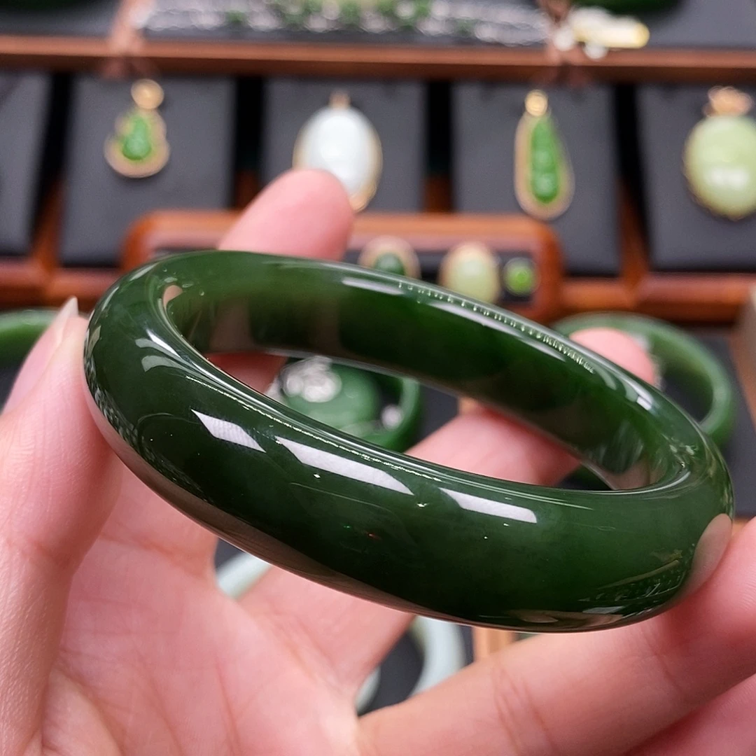 和田玉（碧玉）未镶嵌手镯