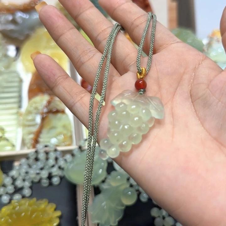 蛇纹石玉未镶嵌吊坠