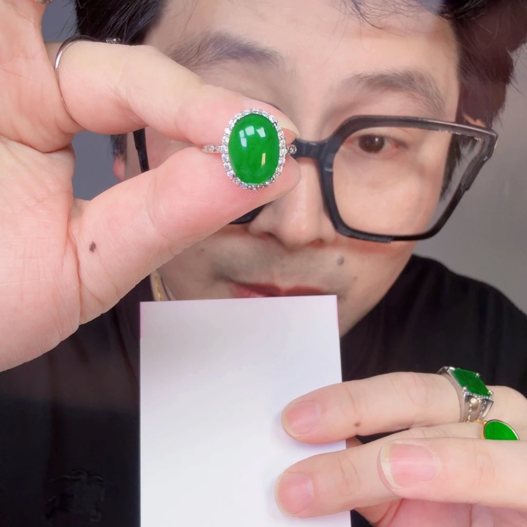 翡翠未镶嵌颈饰一件