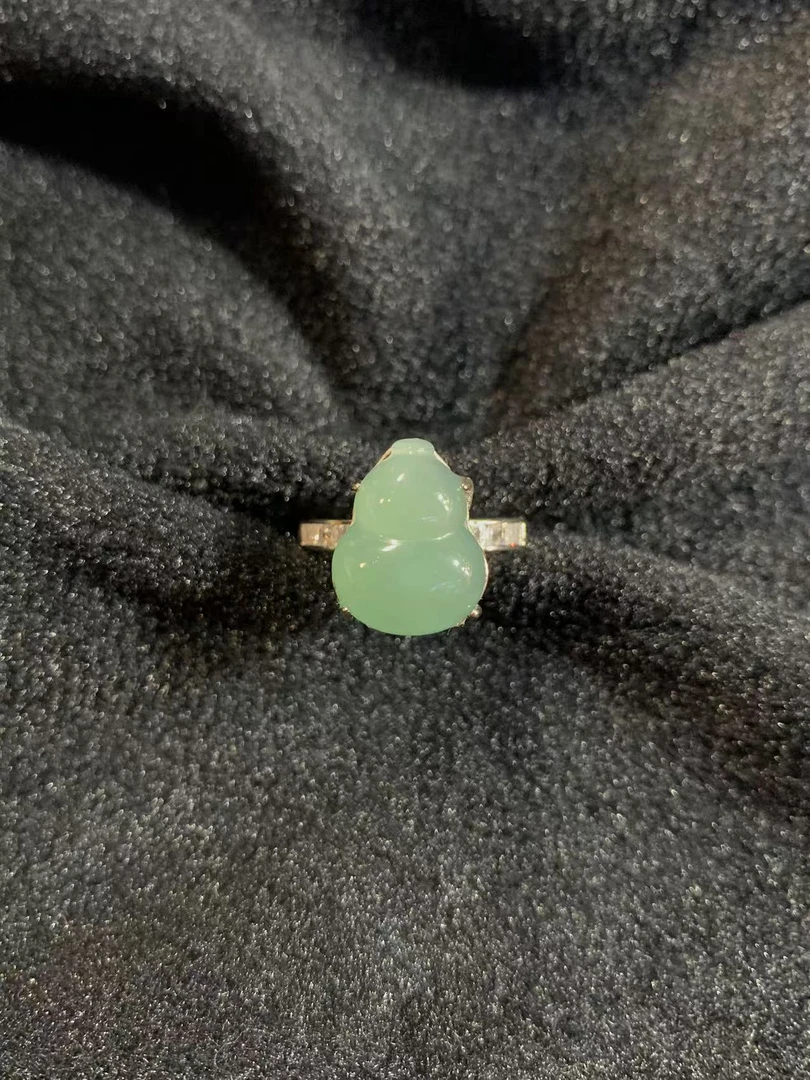 翡翠A货戒指有轻微色差属于正常现象，多样性发货1H5982