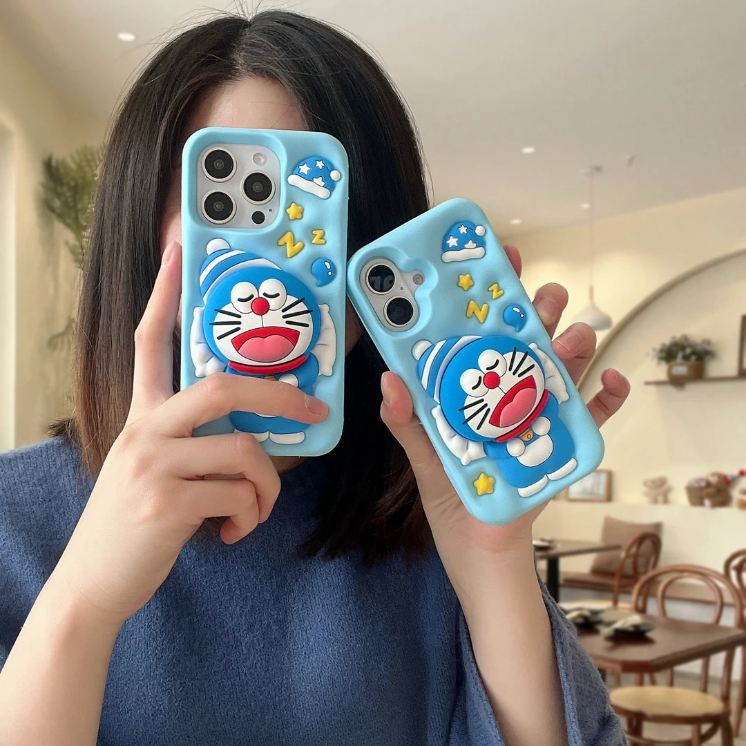 【苹果】卡通睡觉叮当猫支架哆啦可爱适用iPhone16防摔硅胶手机壳