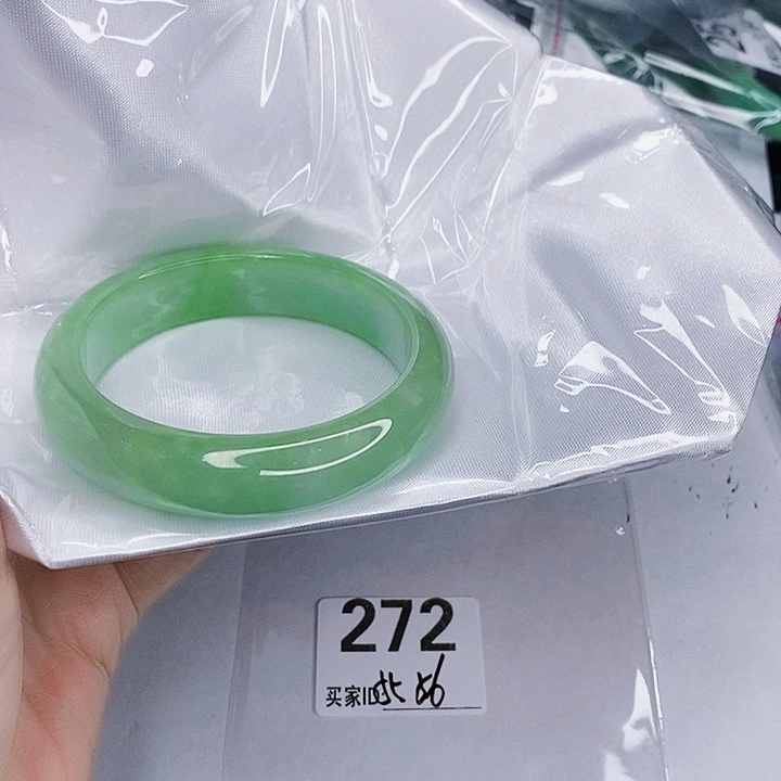 翡翠未镶嵌手镯一图一物实物为准（微瑕处理）