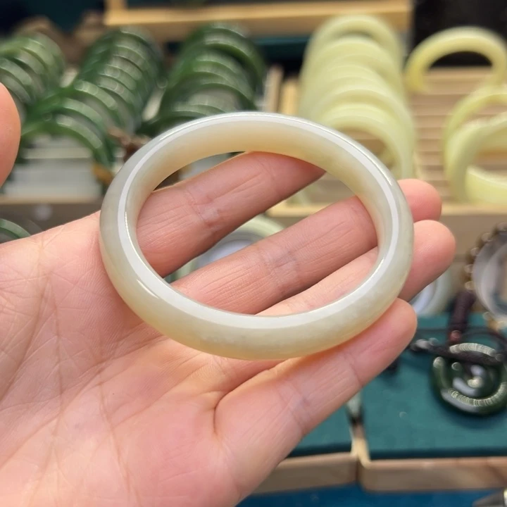 和田玉手镯未镶嵌56.1圈围0083