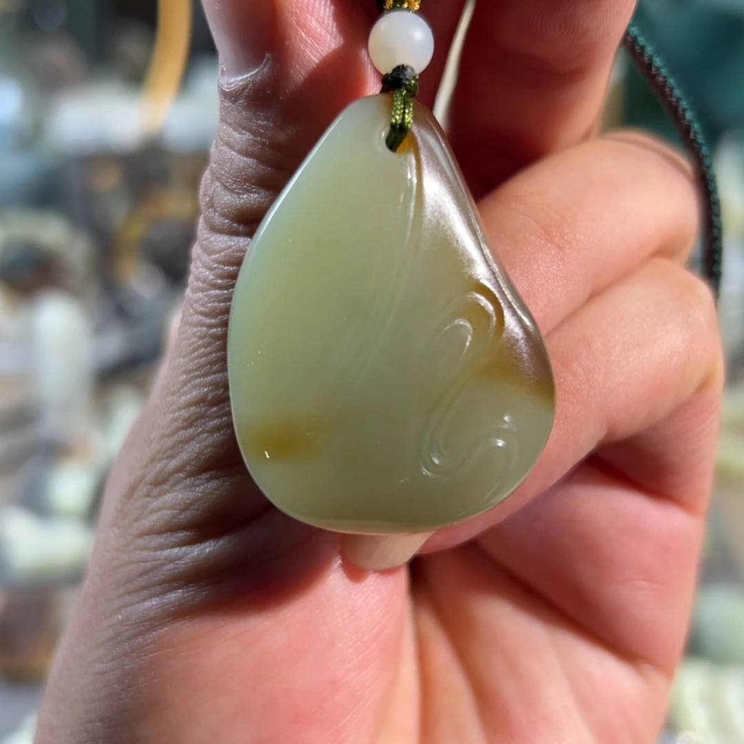 和田玉未镶嵌颈饰且末料