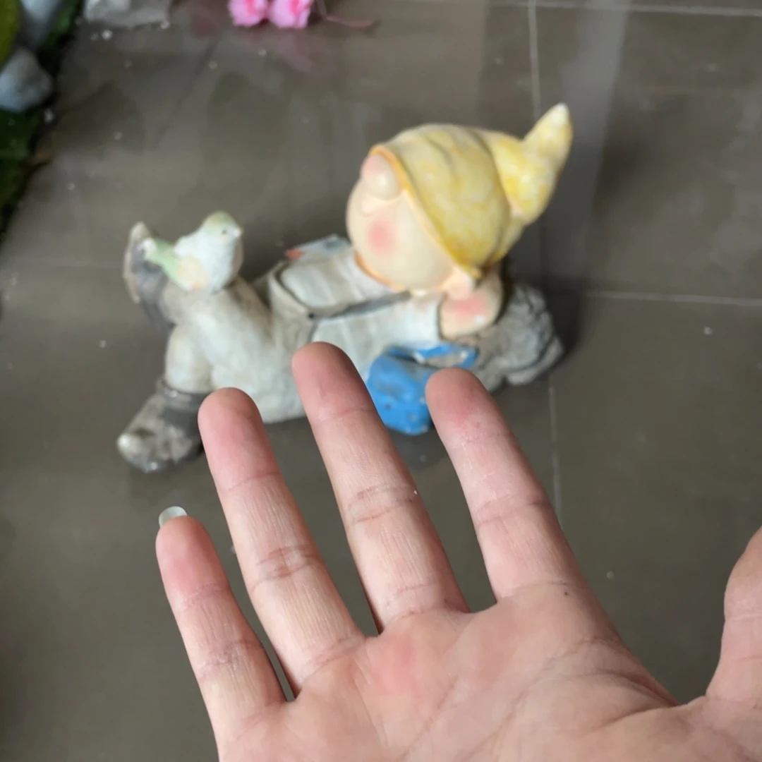 【闪购商品】氧化镁躺石头小男孩