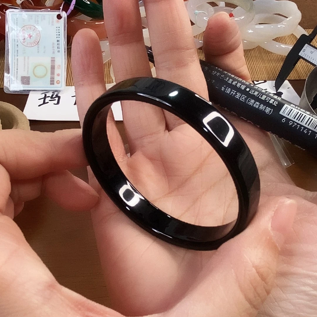 玛瑙/玉髓未镶嵌手镯0255。52.9圈。瑕