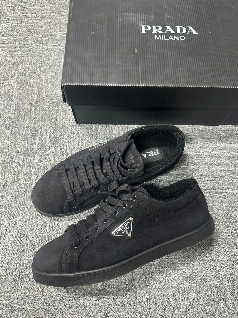 全新未使用 Prada/普拉达 麂皮平底板鞋带盒带包装/42.5码/NR0056