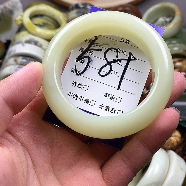 未镶嵌蛇纹石玉手镯是***~