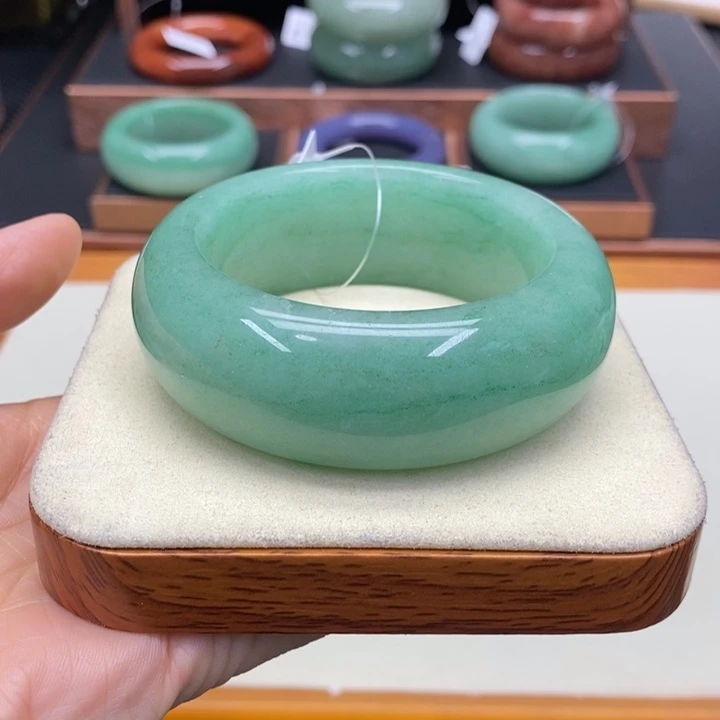 默***石英质玉未镶嵌手镯