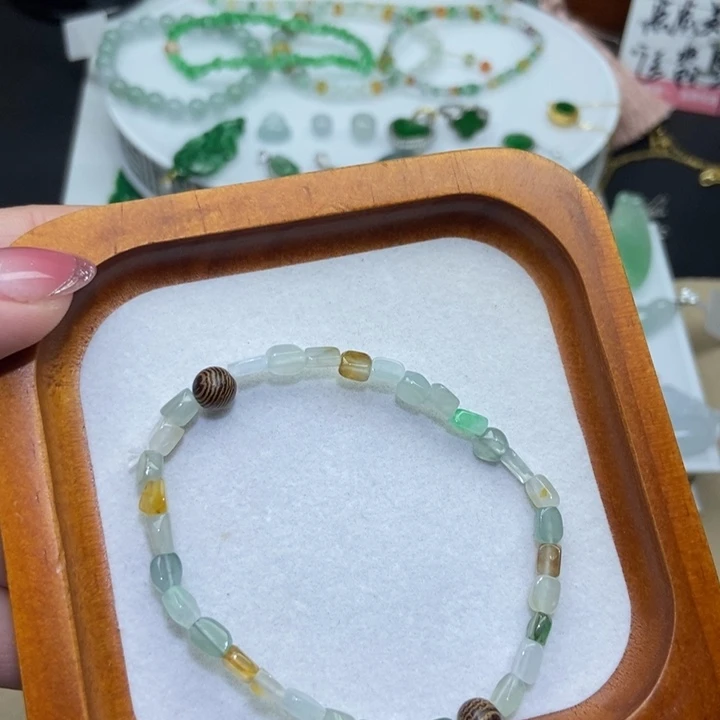 颈饰未镶嵌翡翠手串