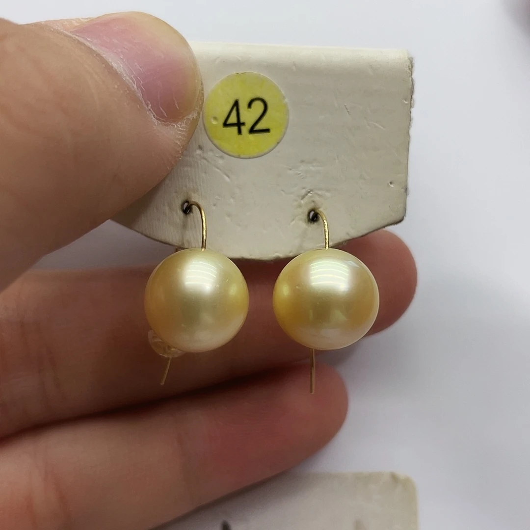 18K金镶嵌海水珍珠耳饰
