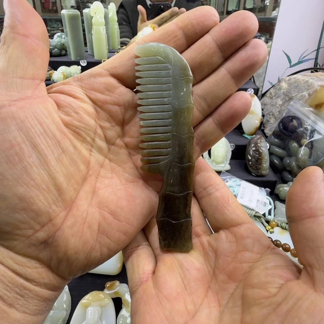 和田玉（糖玉）未镶嵌吊坠(赠链)梳子