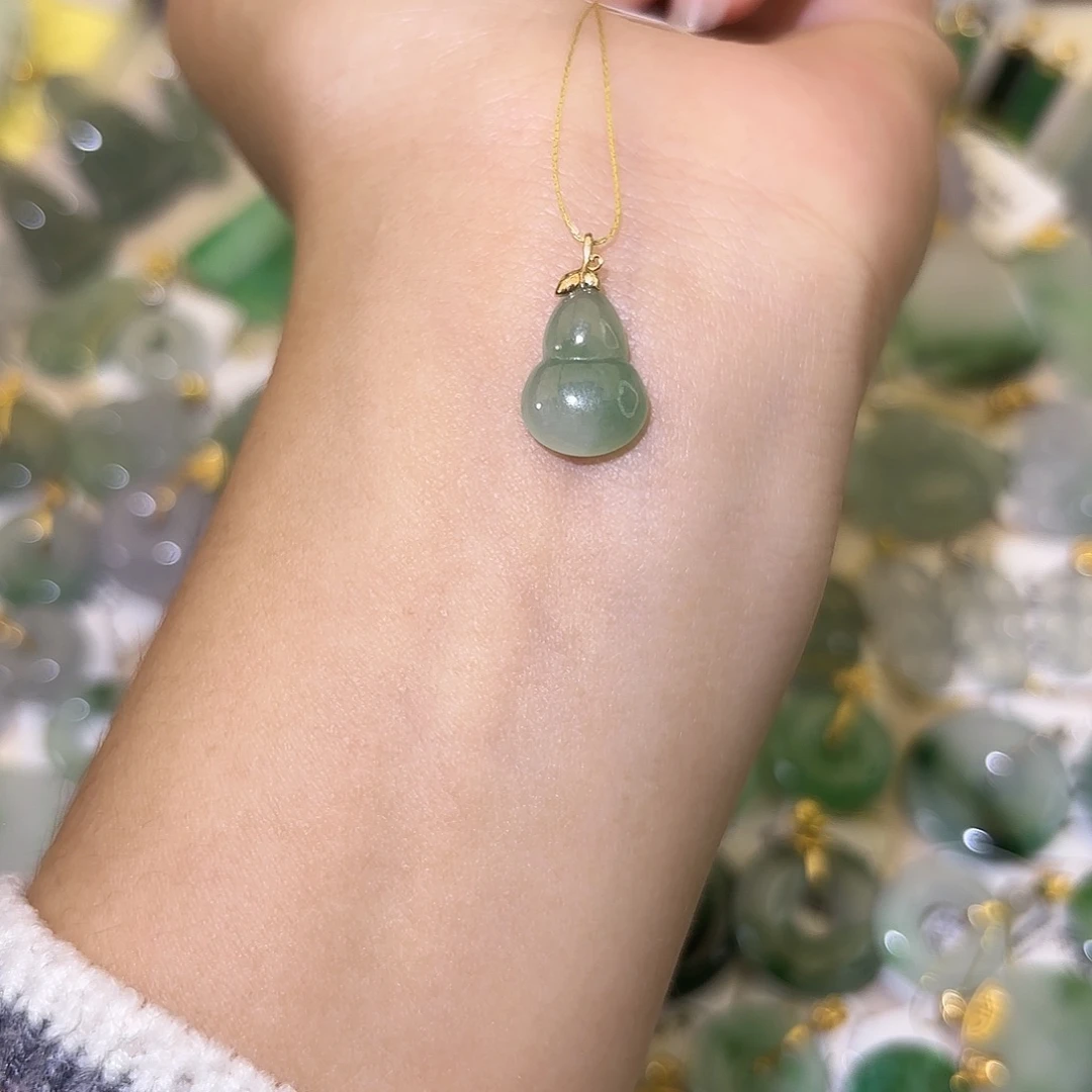 翡翠18K金镶嵌颈饰葫芦