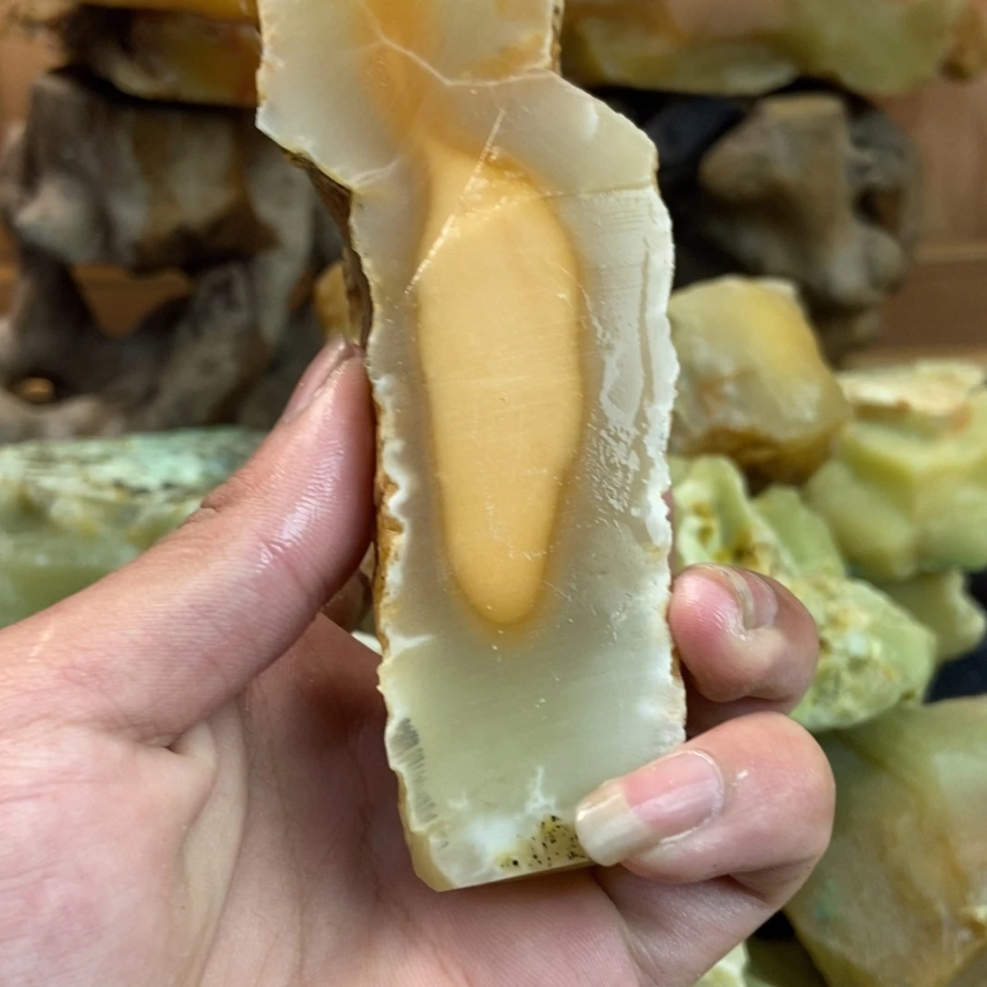 石英质玉（黄龙玉）未镶嵌珠宝奇石