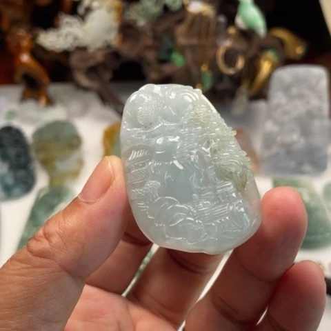 翡翠未镶嵌颈饰山水