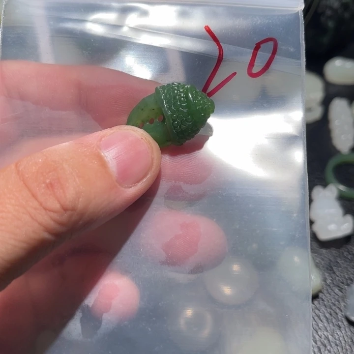 透闪石质玉未镶嵌颈饰