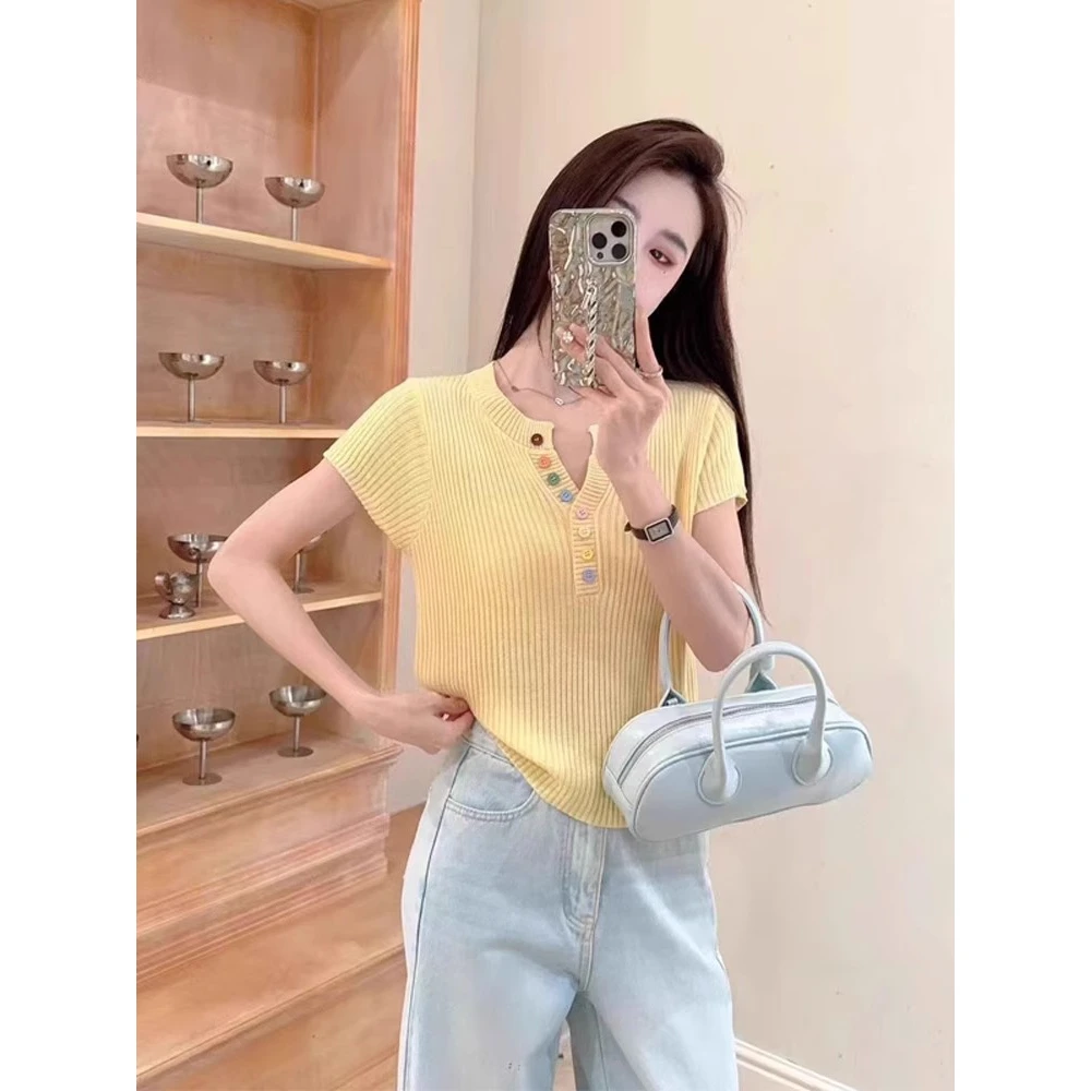 小鸡黄V领彩色纽扣短袖针织衫女夏季多巴胺穿搭甜辣妹正肩T恤上衣