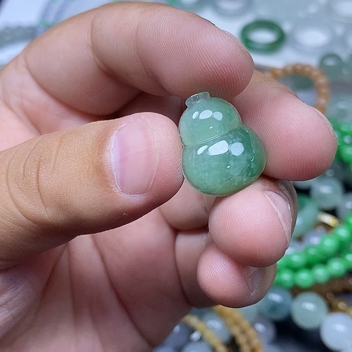 定制翡翠未镶嵌毛货需精细抛光