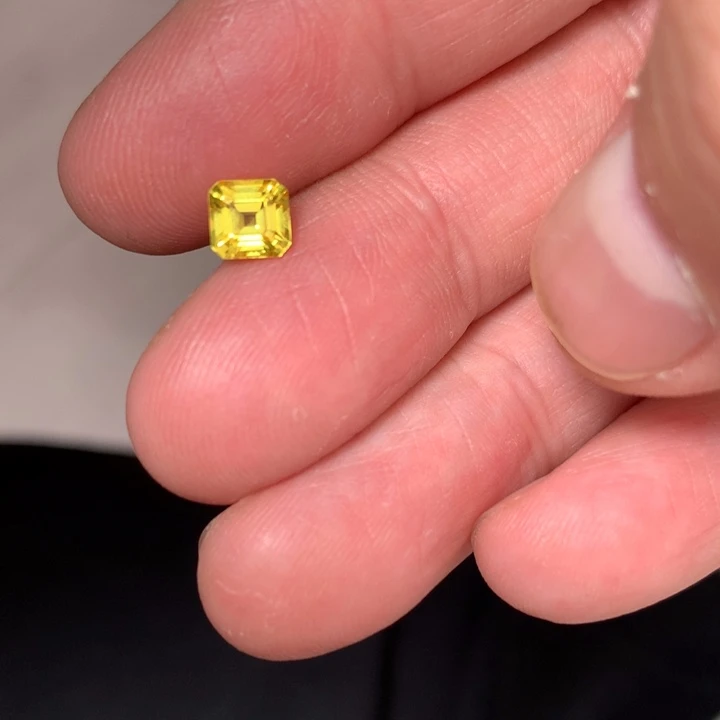 蓝宝石裸石未镶嵌