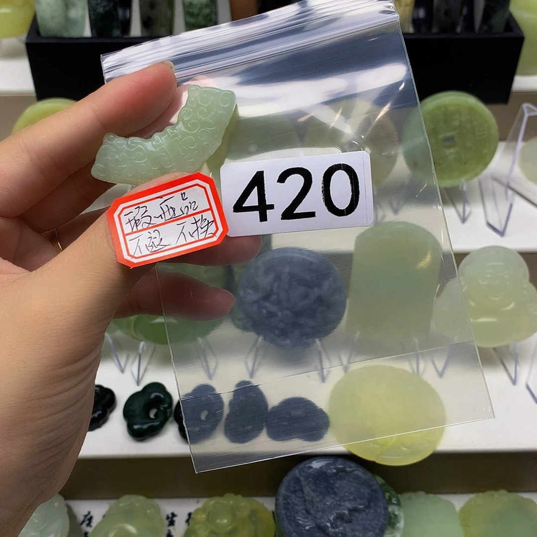 蛇纹石玉颈饰未镶嵌