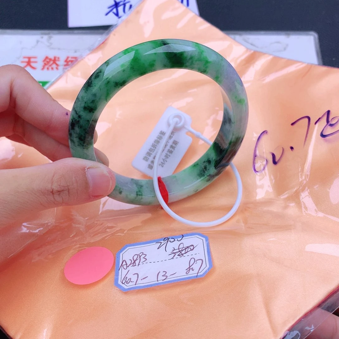 翡翠手镯未镶嵌翡翠