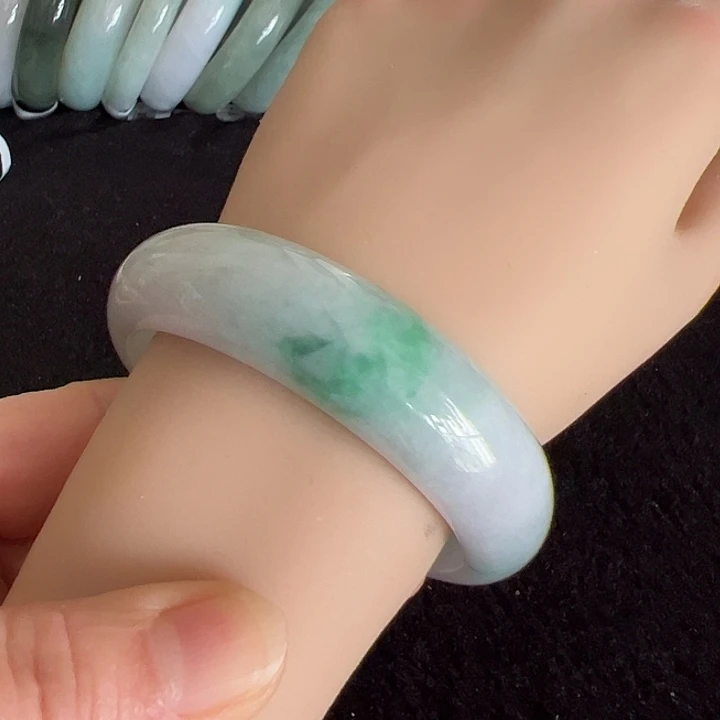 翡翠未镶嵌手镯编号25084圈口57.7