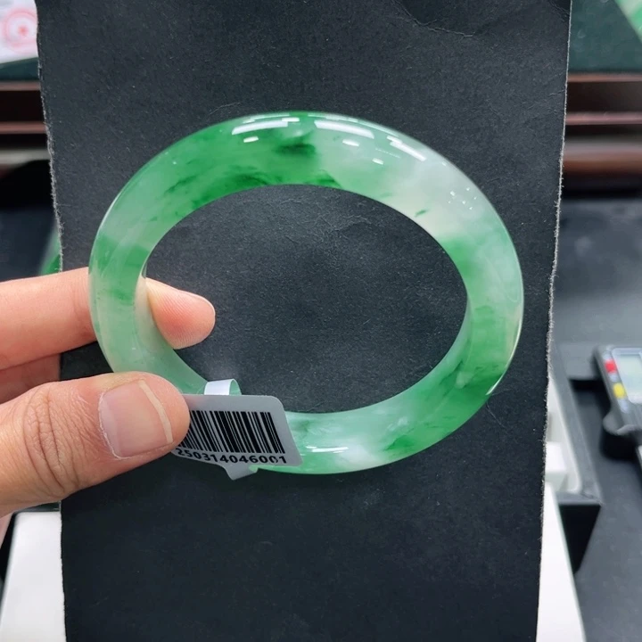 嘤***嘤石英质玉（非洲翠）未镶嵌手镯